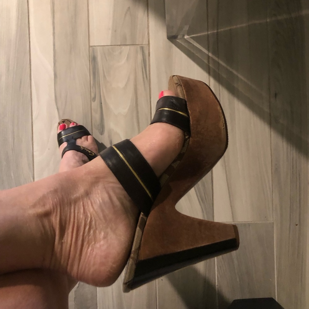 coach slide heel. Size 5.5 they are all leather with non slip bottom. - Picture 4 of 5